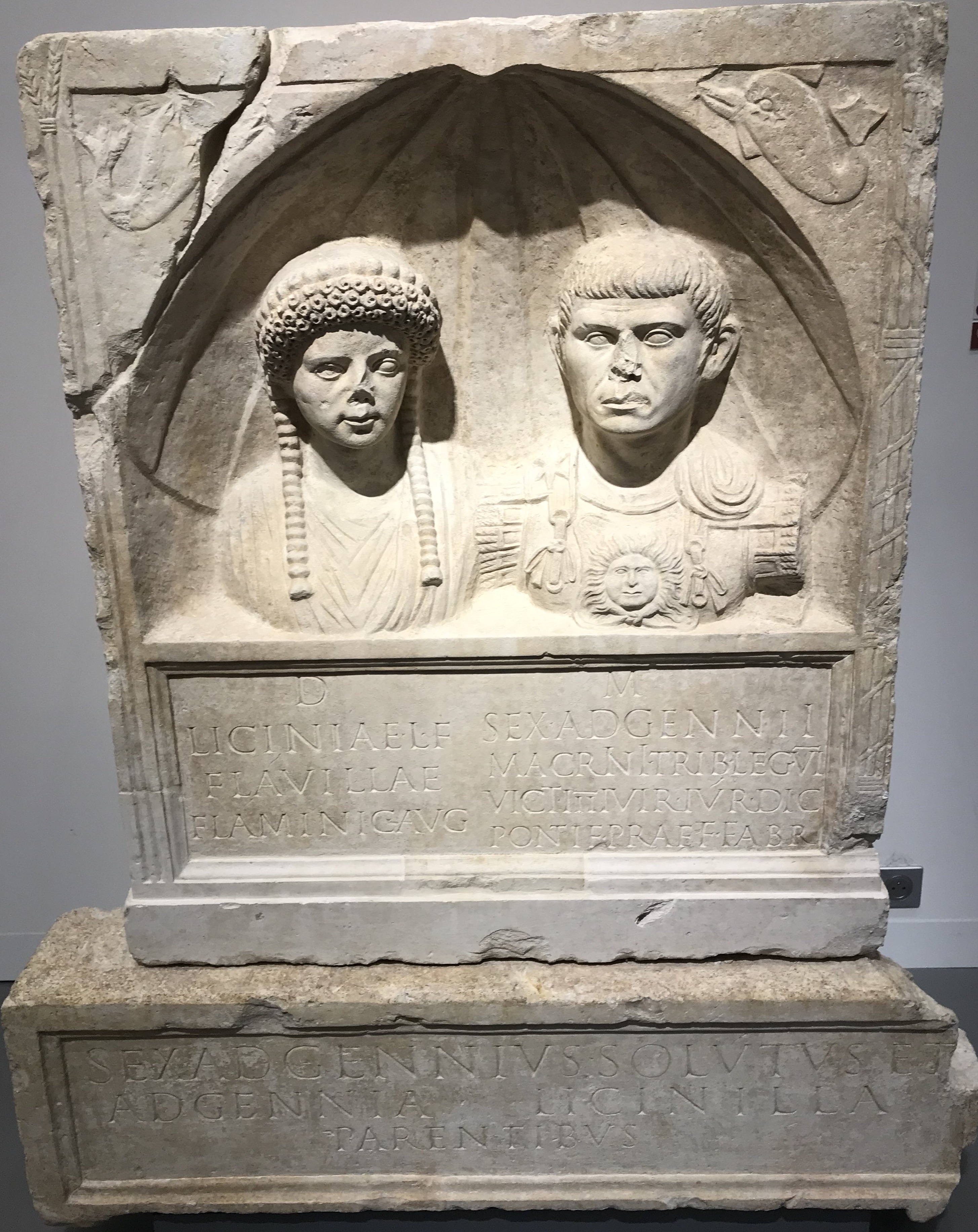 Stèle de Licinia Flavilla et Sextus Adgennius Macrinus