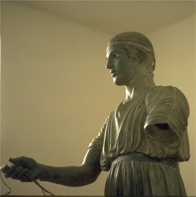 La statue de l'aurige de Delphes, découverte en 1896.