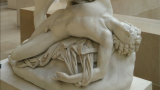 Nisus et Euryale, détail, statue de marbre de Jean-Baptiste Roman (1822-1827), Musée de Louvre © Wikimedia commons