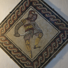 Mosaïque représentant un gladiateur Thrace © Wikimedia Commons