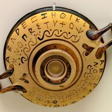 Alphabet grec peint sur la panse d'une coupe attique à figures noires