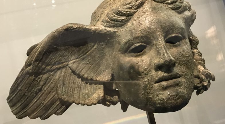 Tête d’une statue antique en bronze représentant Hypnos